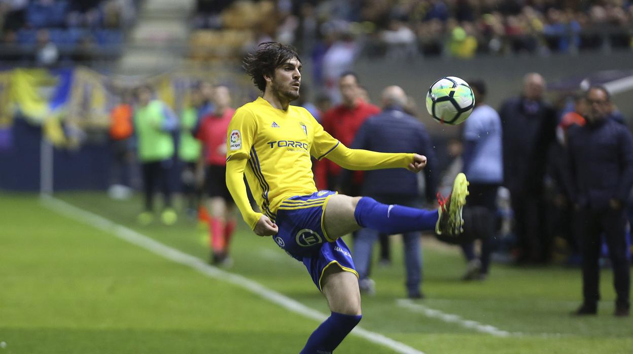 Eugeni controla el esférico en un partido con el Cádiz en el Ramón de Carranza