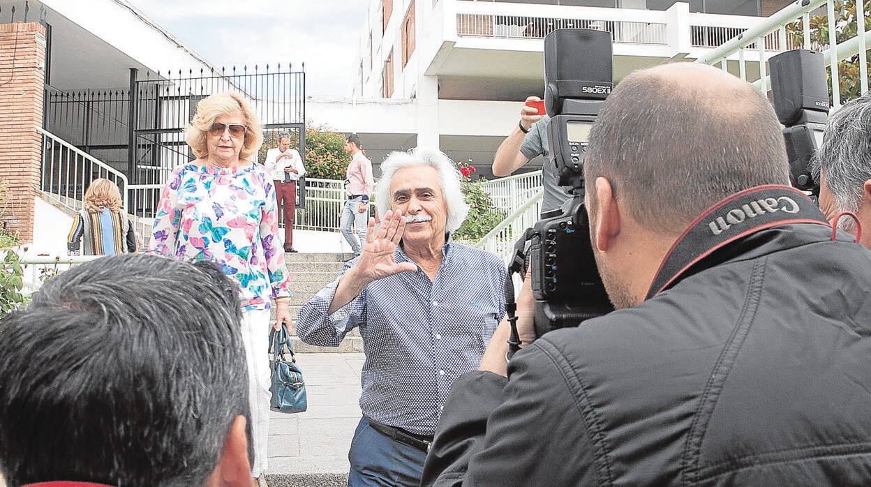 Gómez saluda a los fotógrafos al salir de votar en 2015
