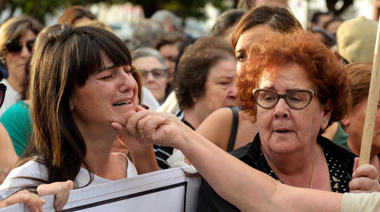 La abuela y la madre de Miguel Ángel y la pequeña María-