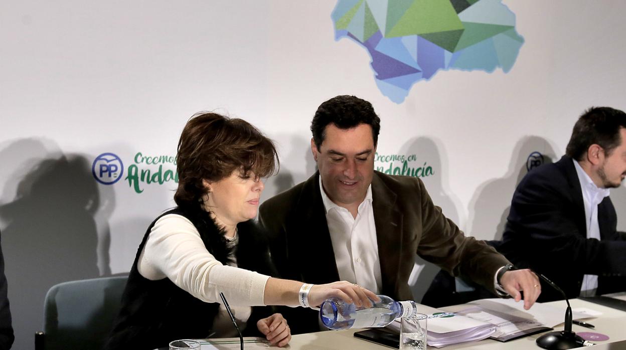 Soraya Sáenz de Santamaría y Juanma Moreno durante un comité ejecutivo del PP andaluz en 2012