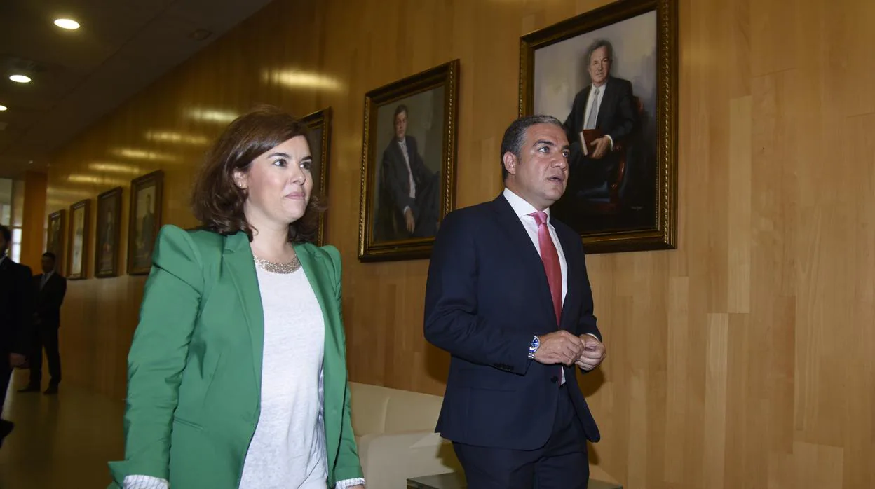 Sáenz de Santamaría, junto a Elías Bendodo, presidente del PP de Málaga en una visita a la Diputación