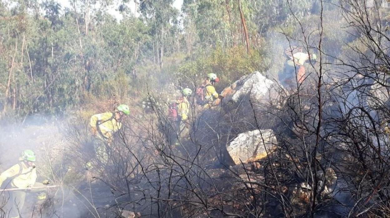 Bomberos forestales trabajando este sábado en la extinción del incendio de Valverde del Camino