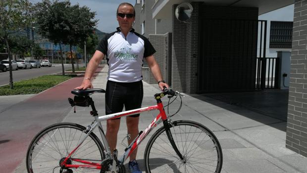 Un padre irá en bicicleta hasta Santiago para que su hija tenga un monitor especial en su colegio