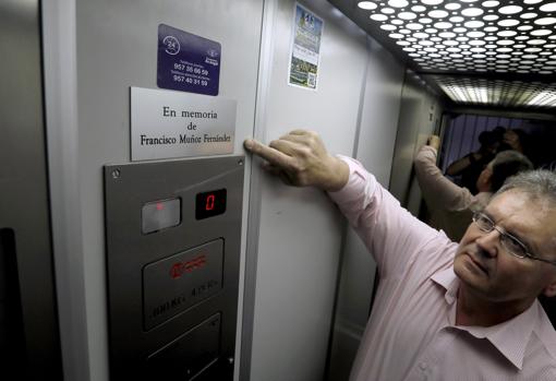 Francisco Muñoz en el ascensor en el que hay una placa que tributa a su padre