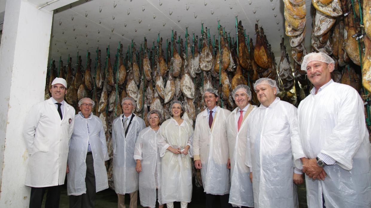 Políticos y directivos de Ibesa en la inauguración de la ampliación de la jamonera