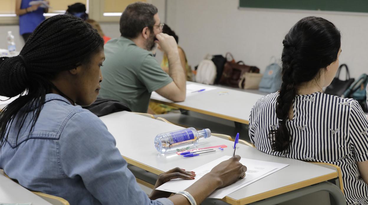 Aspirantes realizando el examen durante las pasadas Oposiciones de Secundaria en la Escuela de Ingeniería de Sevilla