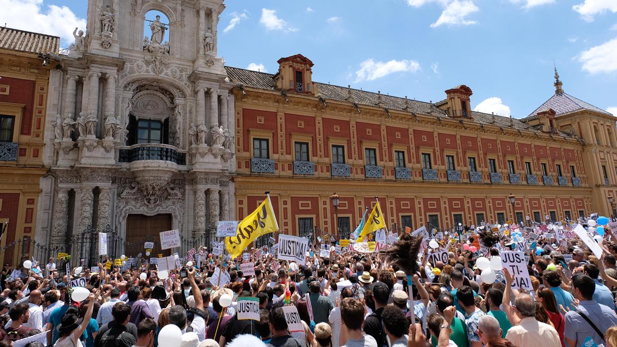 Imagen de la manifestación contra la política sanitaria de la Junta celebrada frente al Palacio de San Telmo en 10 de juni