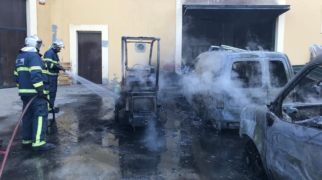 Imagen de los bomberos sofocando el incendio en Sotogrande