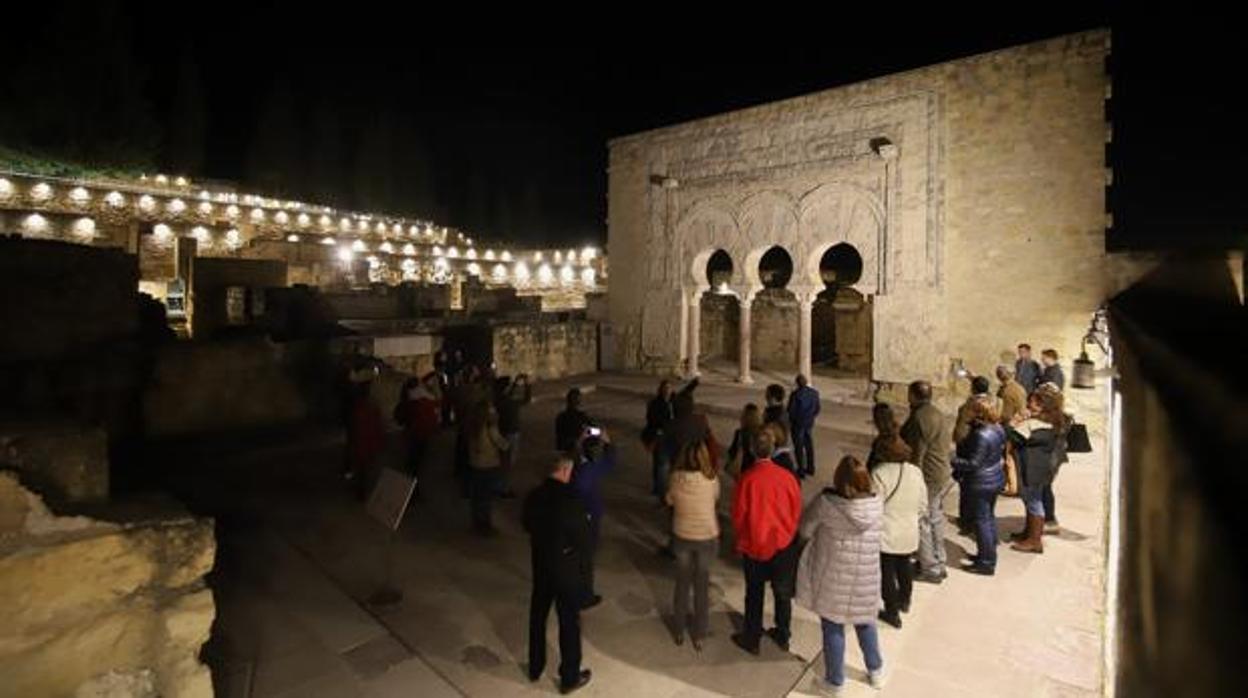 Un grupo de visitanets en Medina Azahara