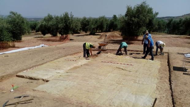 Descubren un podio romano junto al arco de Augusto