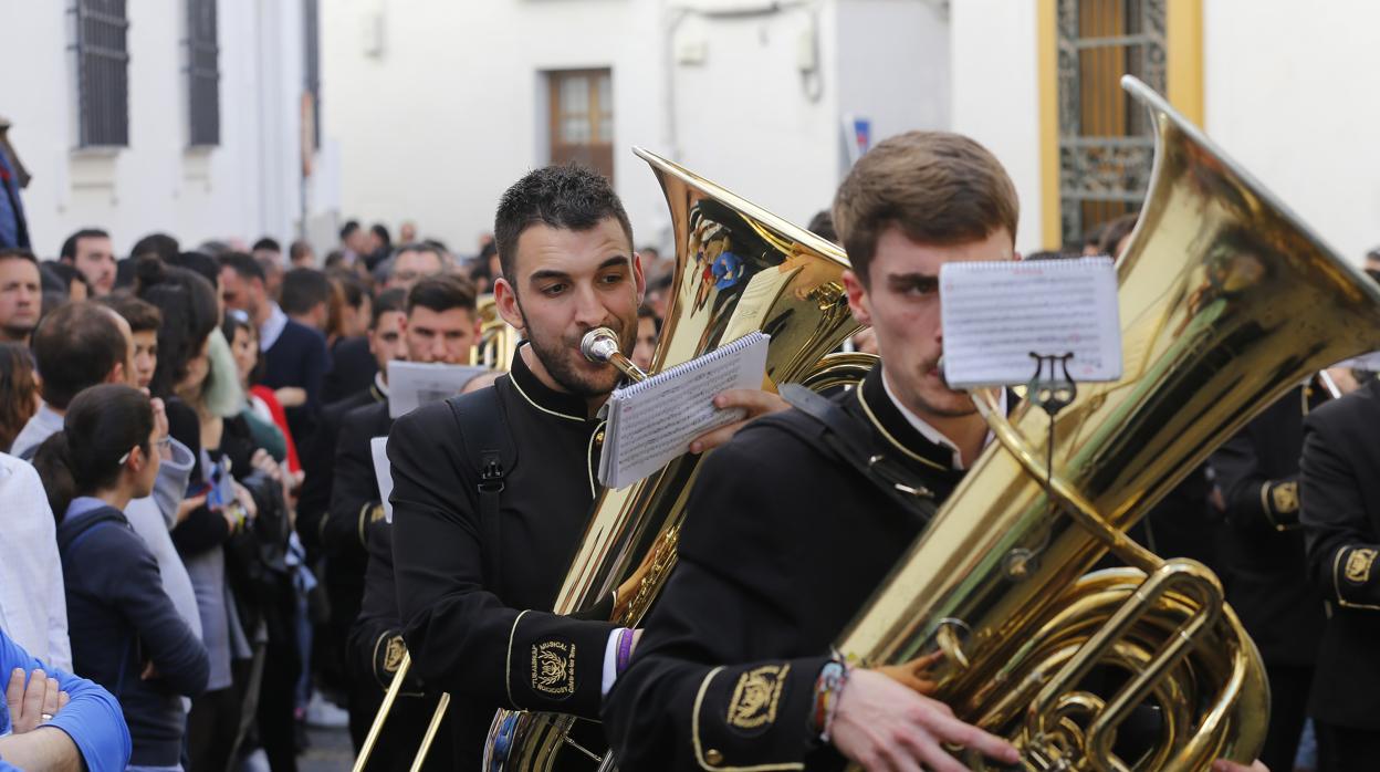 Músicos durante una procesión de Semana Santa