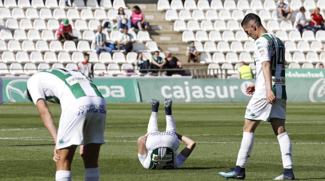 Desolación de los jugadores del Córdoba CF tras perder ante el Huesca en El Arcángel