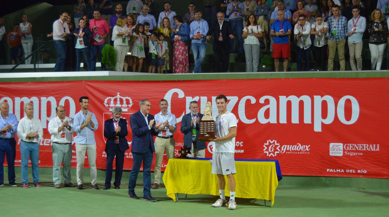 El ganador del Open de Palma del Río con el trofeo