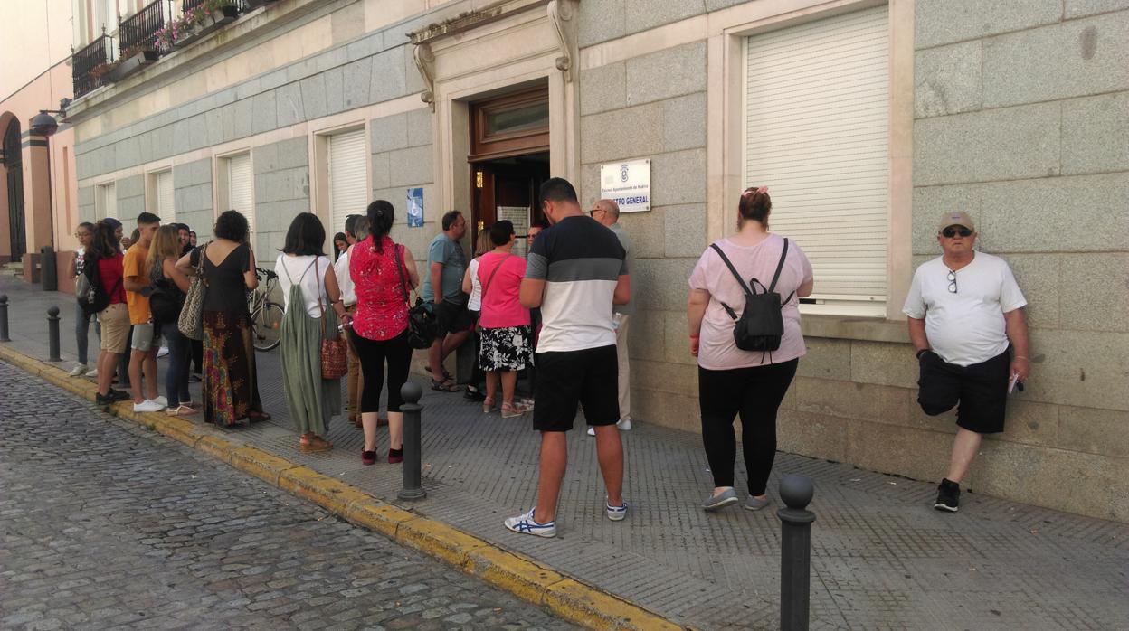 Ciudadanos hacen cola a las puertas del Registro del Ayuntamiento de Huelva