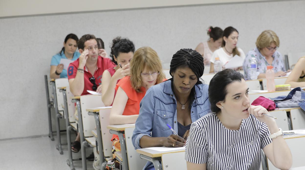 Estudiantes realizando un examen de oposiciones en Sevilla