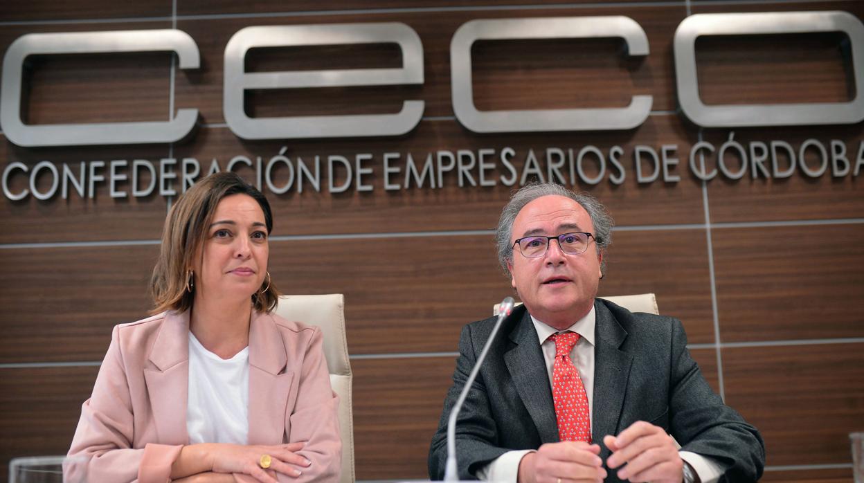 La alcaldesa de Córdoba, Isabel Ambrosio, junto al presidente dela CECO Antonio Díaz