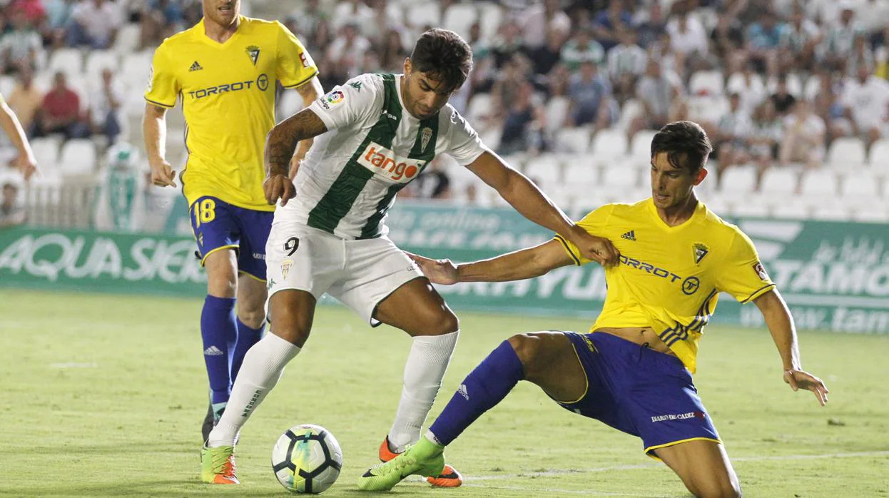 Jona Mejía, en el Córdoba CF-Cádiz de la primera jornada, sus dos equipos de este curso