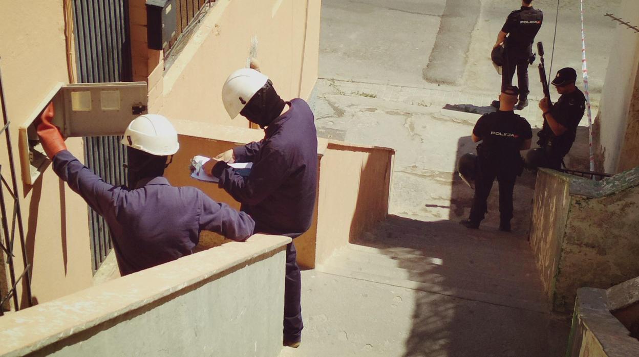 La Policía Nacional tuvo que acompañar a los técnicos de Endesa para cortar el fluido eléctrico