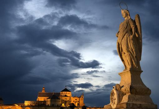 San Rafael en el Puente Romano