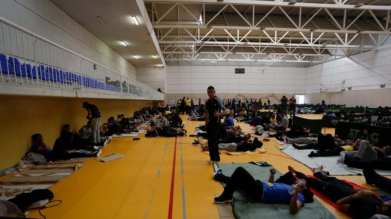 Inmigrantes acogidos en el polideportivo de Tarifa