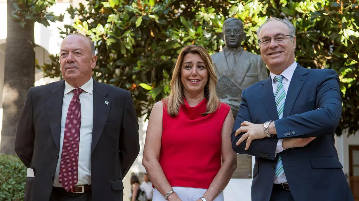 Susana Díaz flanqueada por el vicepresidente de la Fundación Blas Infante, Javier Delmás (izquierda) y el el presidente del Parlamento, Juan Pablo Durán (derecha)