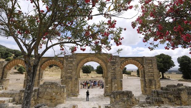 Visitantes en el yacimiento de Medina Azahara en Córdoba