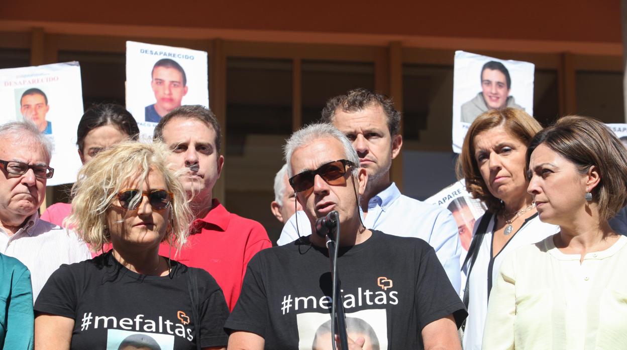 Los padres de Paco Molina, Rosa e Isidro, durante una concentración hace un año en Córdoba.