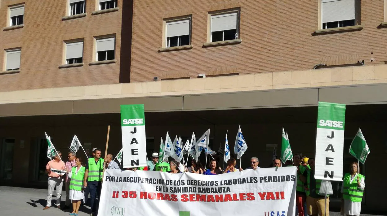 Protesta sindical del Sindicato de Enfermería ante el hospital Médico-Quirúrgico de Jaén