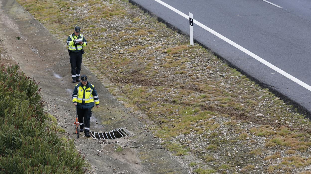 Imagen de archivo de dos agente tomando medidas en el lugar de un accidente de tráfico