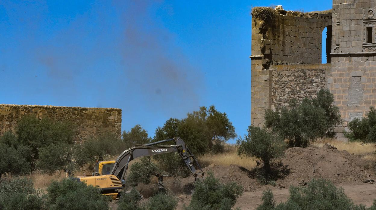 Una retroexcavadora junto al Castillo de Belalcázar