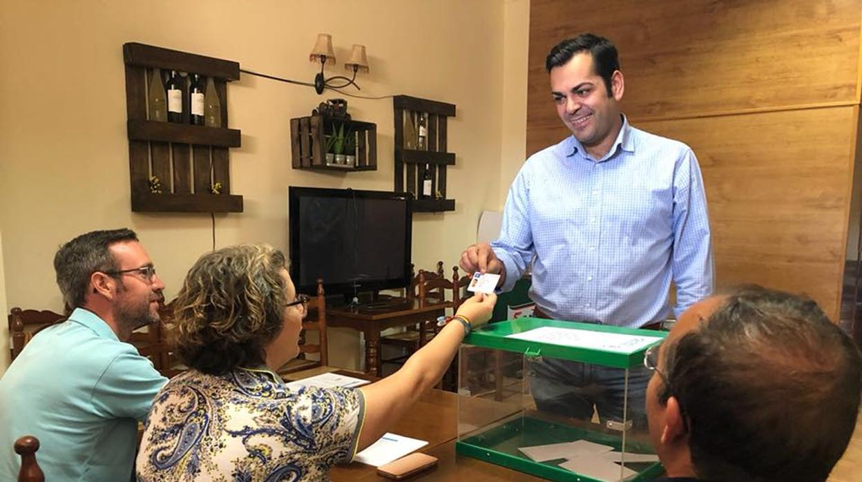 El presidente del PP de Jaén, Juan Diego Requena, durante la votación en su municipio, Santisteban del Puerto