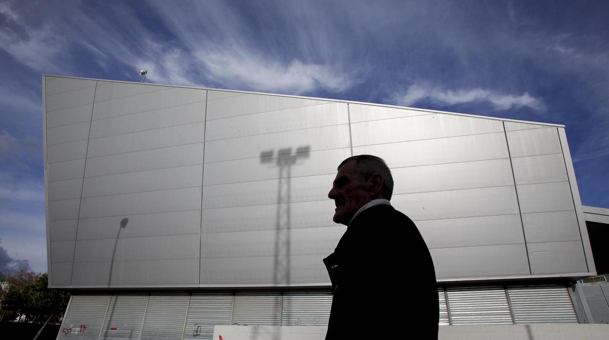 Un vecino pasea por una de las nuevas infraestructuras