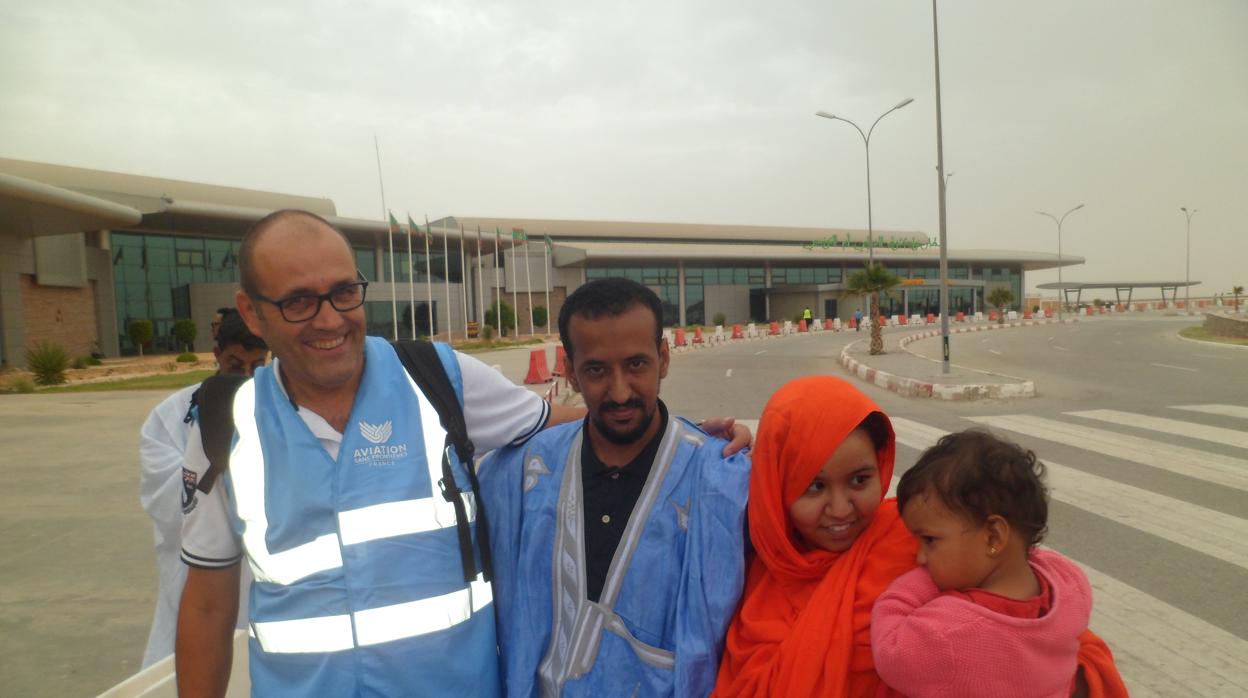 Ebi con sus padres biológicos al regresar a Mauritania tras su tratamiento