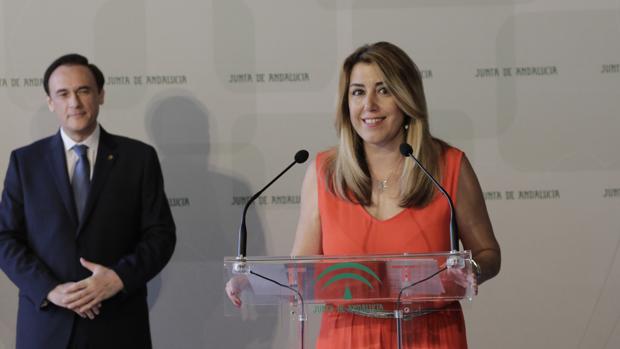 La presidenta de la Junta de Andalucía, durante un acto con el rector de la Universidad de Córdoba
