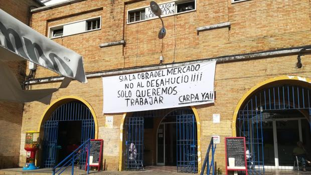 Manifestación a la desesperada de los minoristas del Mercado de San Sebastián ante su cierre