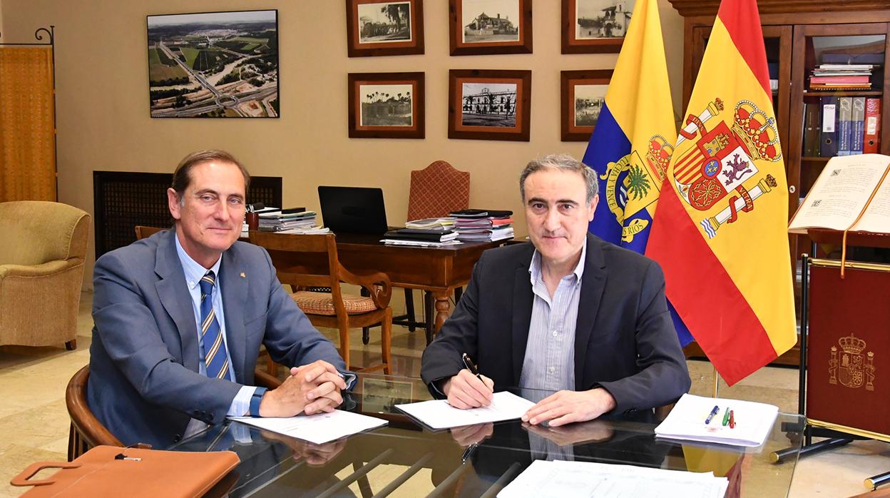 Acto de la firma del préstamo entre Caja Rural de Jaén y el Ayuntamiento de Palma del Río