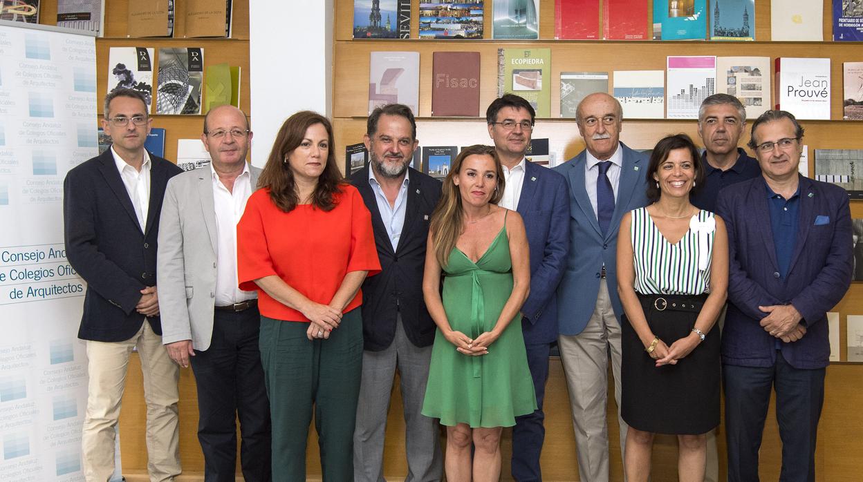 La presidenta del Cacoa, en el centro, rodeada del secretario general y los 8 presidentes de los ocho colegios de arquitectos de Andalucía