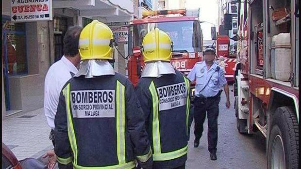 Los bomberos rescatan a una niña atrapada por fuera de un balcón en Málaga