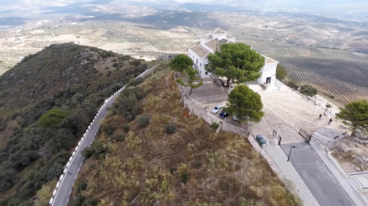 Vista aérea de la Sierra de Aras, con el santuario de la Virgen de Araceli en su cima