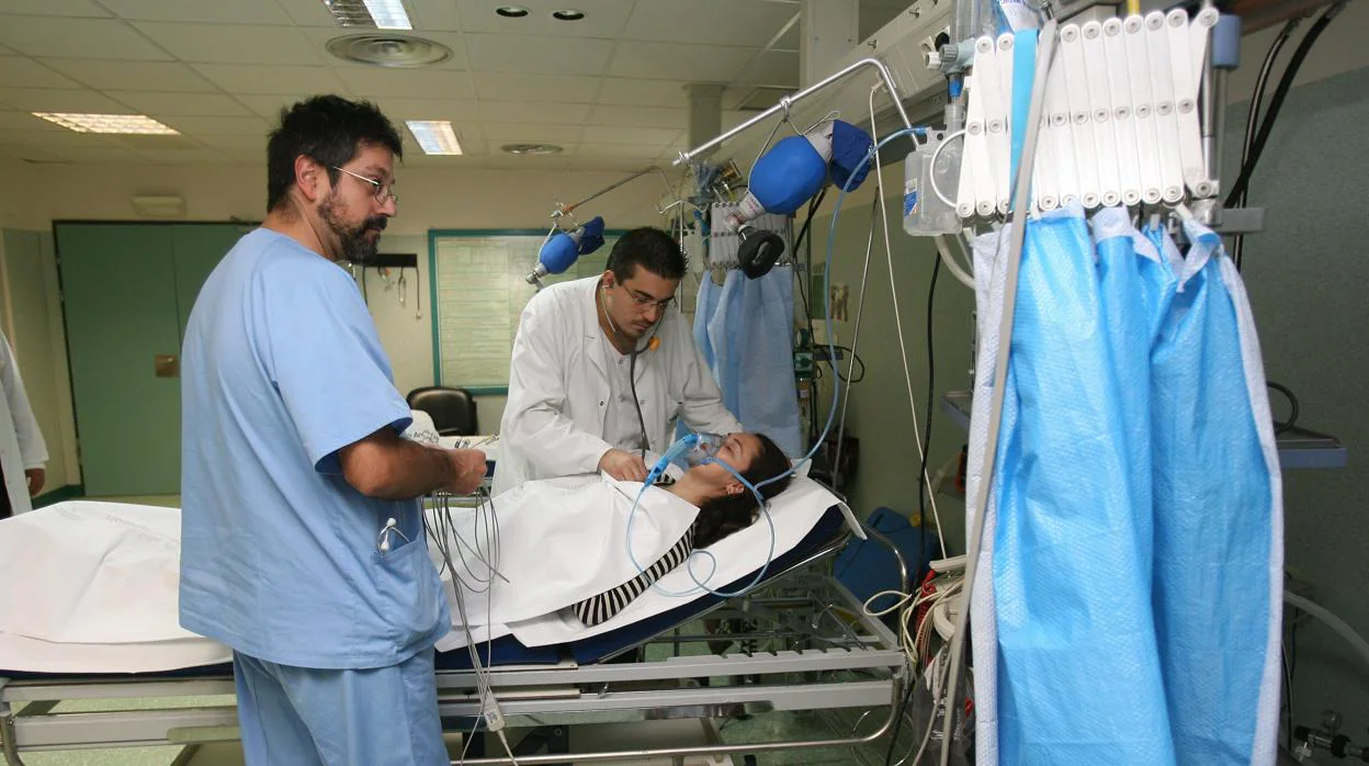Un doctor y un enfermero atienden a una paciente en el hospital Reina Sofía de Córdoba