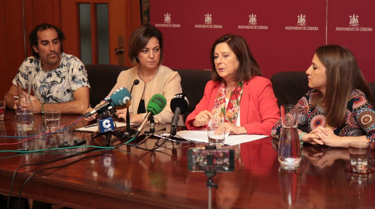 En el centro, la consejera María José Sánchez, junto a la alcaldesa Isabel Ambrosio y Esther Ruiz