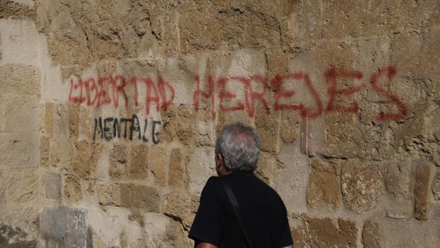 Pintadas ofensivas en la iglesia de San Lorenzo y junto al convento de los Trinitarios