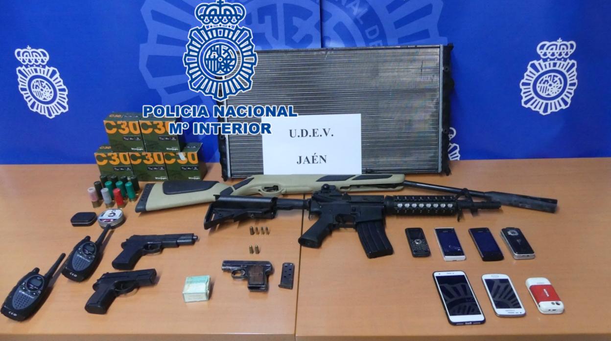 Armas y objetos descubiertos por la Policia Nacional en el registro de la casa de campo