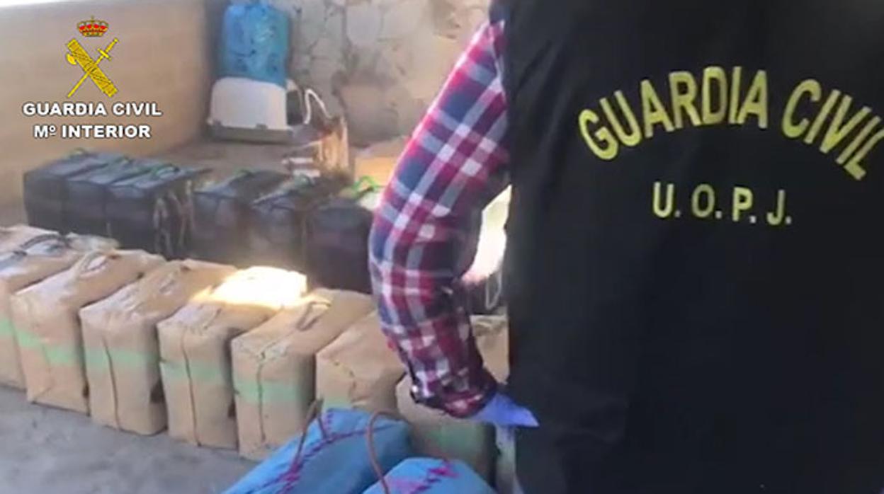 Un agente de la Guardia Civil, ante parte de la droga intervenida en esta operación