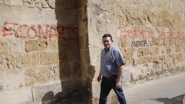 Pintadas ofensivas en un muro de la iglesia fernandina de San Lorenzo en Córdoba