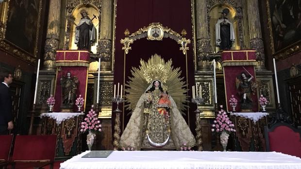 La Virgen del Carmen viste de gala para sus besamanos en Córdoba