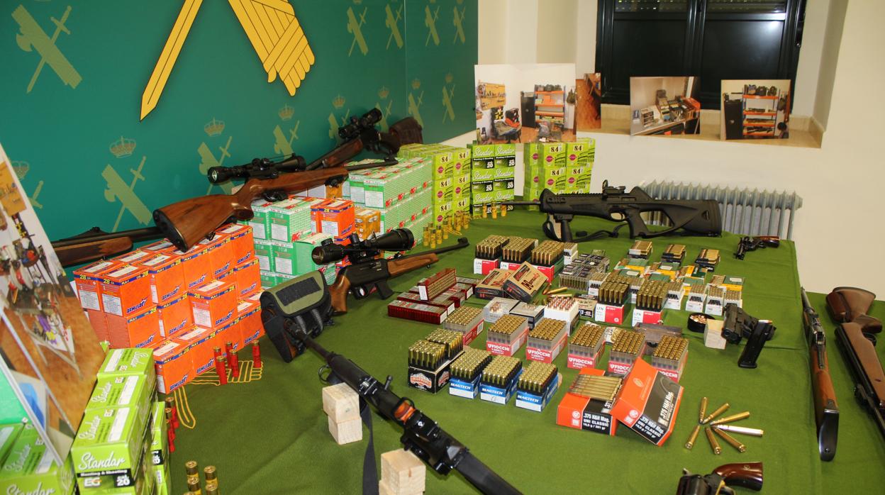 Cartuchos y armas interceptadas por la Guardia Civil en Palma del Río