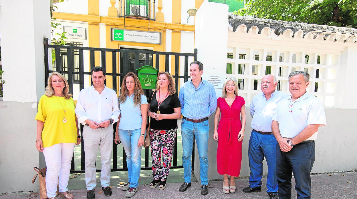 Moreno, segundo por la izquierda, junto a padres del Rey Díaz y dirigentes del PP cordobés