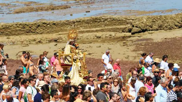 La Virgen del Carmen de Chipiona navegó por el litoral rodeada de marineros y fieles