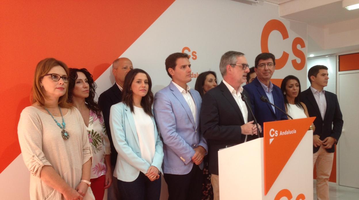Principales dirigentes de Ciudadanos a nivel nacional y regional apoyando al recién reelegido líder andaluz, Juan Marín